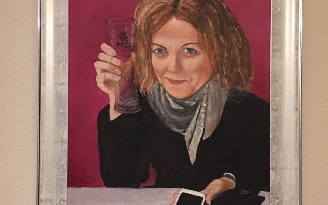 Reto de persona con vaso y móvil